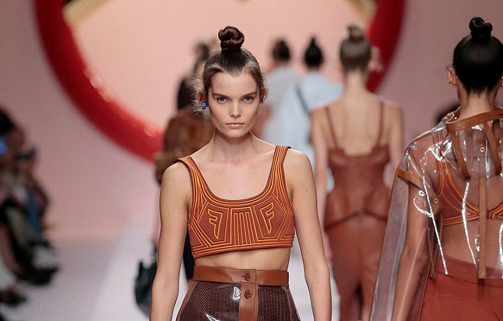 Karl Lagerfeld sáhl také po PVC