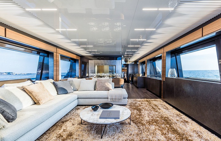 Ferretti 920 jachta, salon