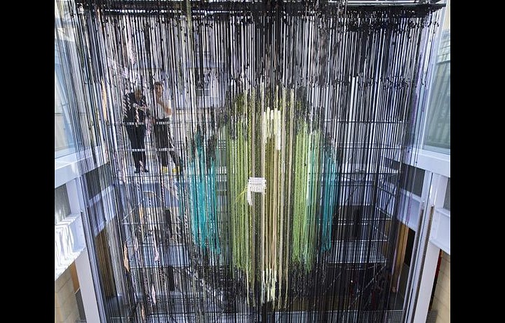 Tohle můžete vidět v Lafayette Anticipations „tkaný výzkum“, výstavu Helly Jongerius.