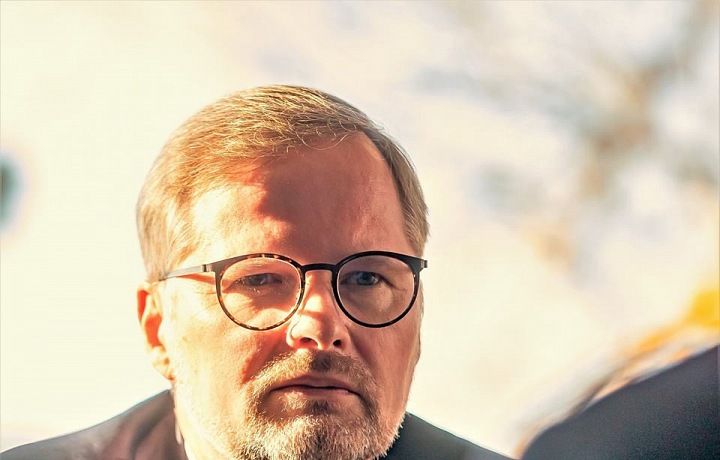 Vážný Petr Fiala.