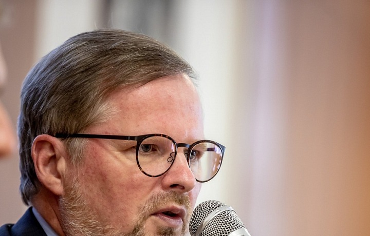 Vážný Petr Fiala.