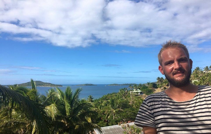 Cestování se věnuje hlavně v červenci. 