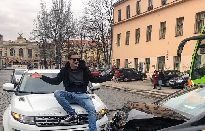 Poslední Kazmova akce, ke které zatím nedal vyjádření - načapal Leoše Mareše při fingované autonehodě. 