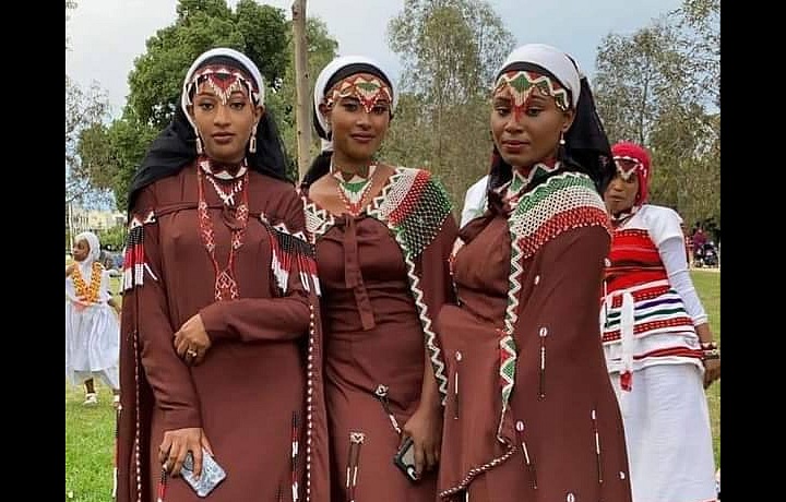 Podle tradice nazývané "kuria matu" dává ženich nevěstě kozí uši.