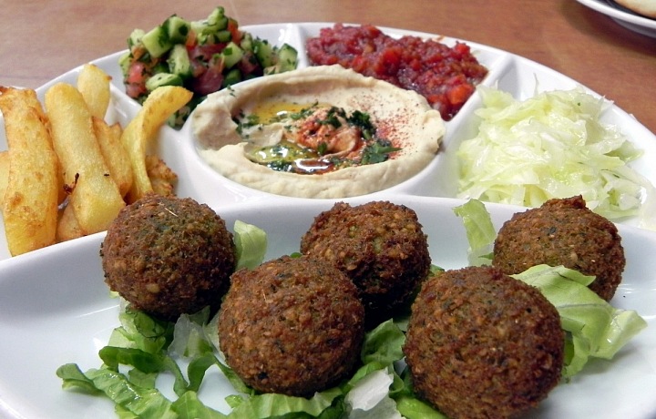 Typický izraelský oběd