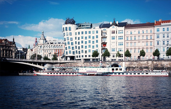 Parník Vyšehrad brázdí Vltavu