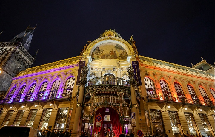Česko-Slovenský ples se každoročně koná v secesních prostorách Obecního domu v Praze.