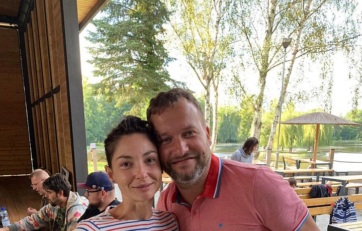 Manželce nevadí, že chodí Pavel bos. 