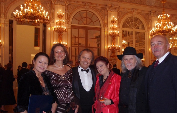 Nejraději paní Němcová tráví čas s rodinou a přáteli. 