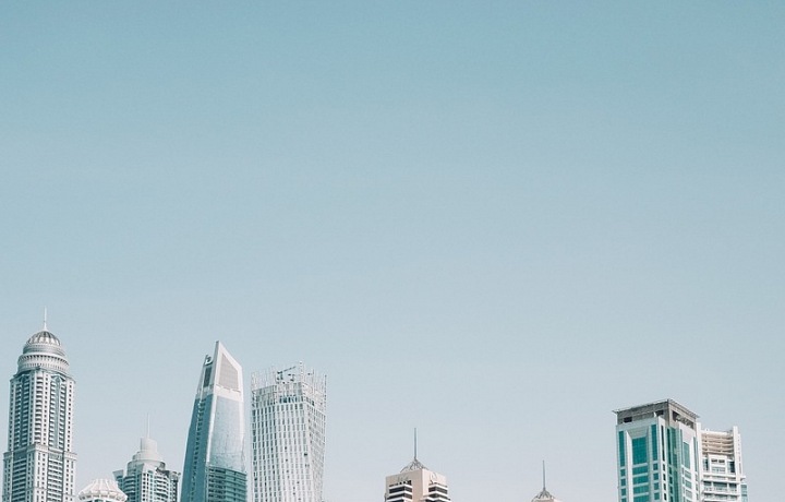 Mezi tradiční sportovní disciplíny patří i jezdecké závody, velbloudí dostihy nebo sokolnictví