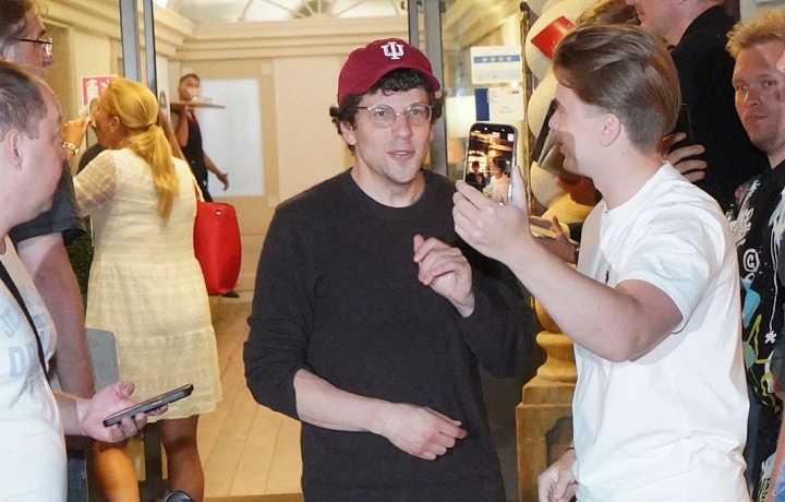 Hollywoodský herec Jess Eisenberg na KVIFF 2026.