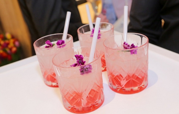 Luxusní jarní drinky byly součástí oslavy