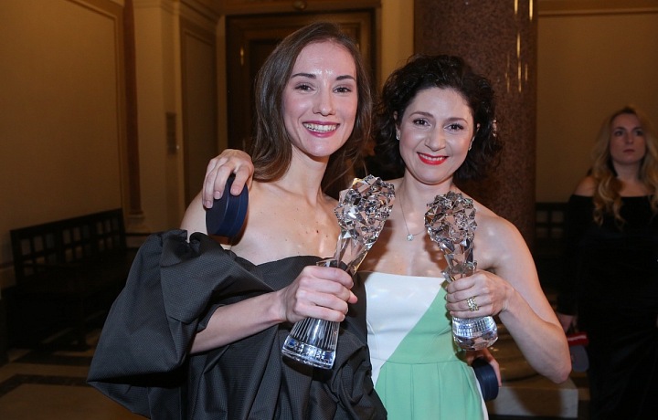 Eliška Křenková, Martha Issová