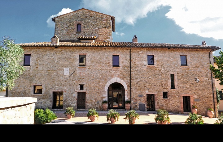 Nově vystavěné divadlo