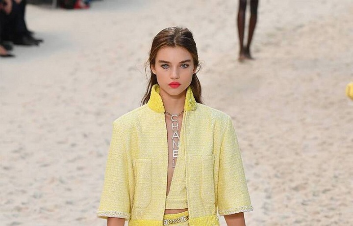 Modelky se procházely po písčité pláži.