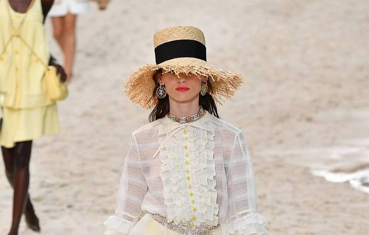 Modelky se procházely po písčité pláži.