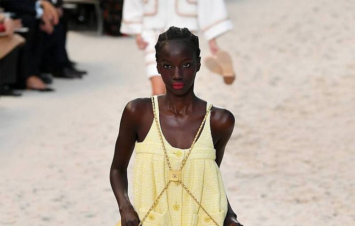 Modelky se procházely po písčité pláži.