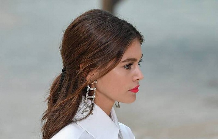 Modelky se procházely po písčité pláži.