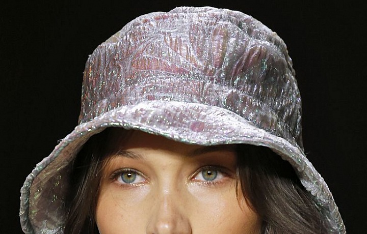 Bella Hadid při přehlídce Anny Sui.