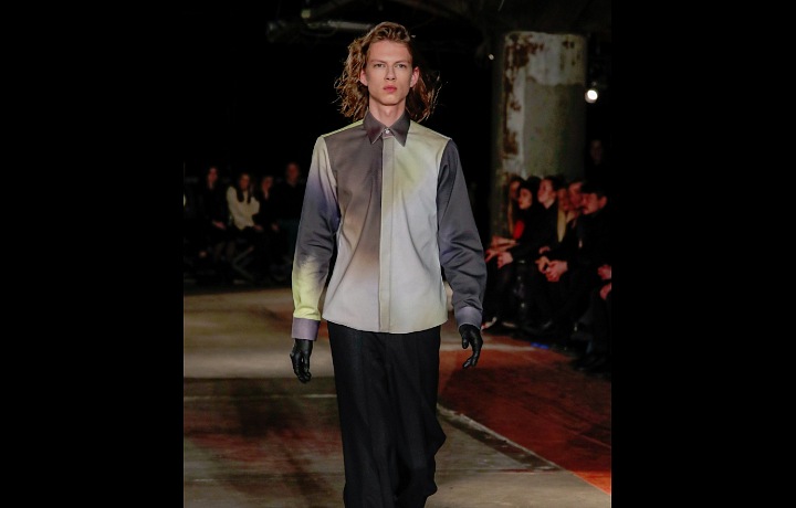 Model hodný masového vraha.