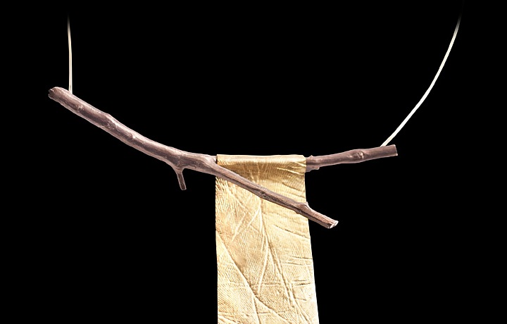 Quiseppe Penone, Náhrdelník, bronz a zlato.