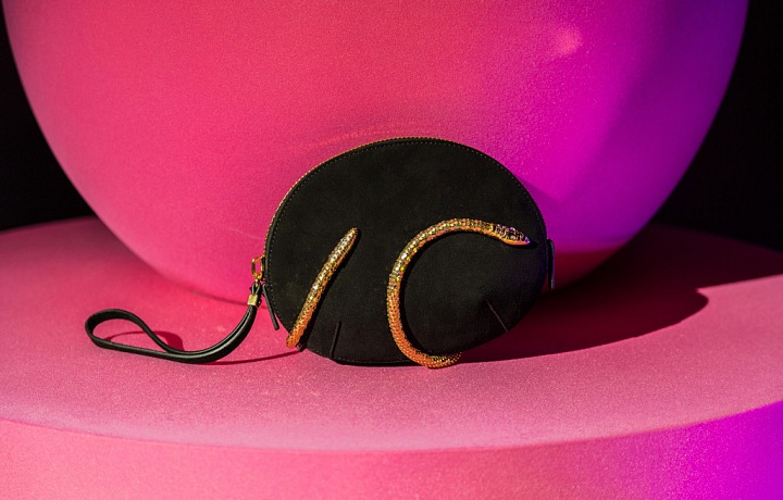 Kabelky se zlatým zdobením.