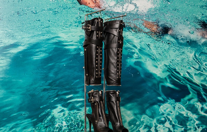 Černé jedinečné boty, se kterými uděláte parádu. 