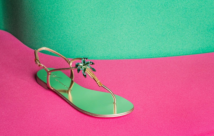 Sandálky s krásným krystalem.