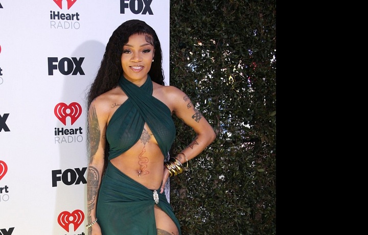 Rapperka GloRilla vsadila na dost odhalující outfit