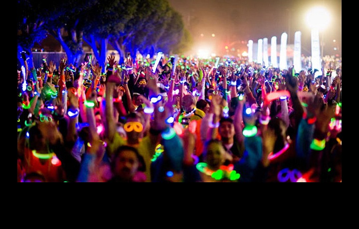 Běh se světýlky na festivalu Fête des Vendanges de Montmartre.