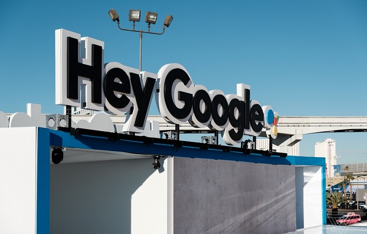 Stánek Google s názvem Hey Google