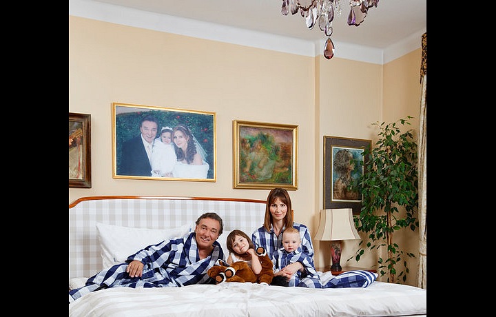 Karel Gott i s rodinou v posteli Hästens