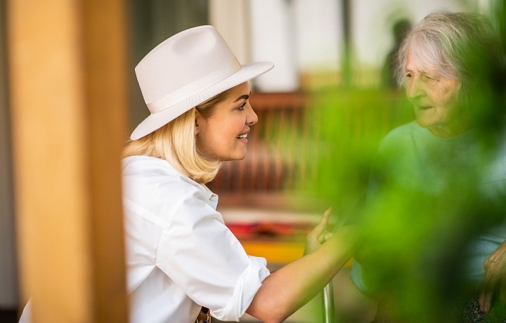 Taťána G. Brzobohatá se aktivně zajímá o život seniorů.