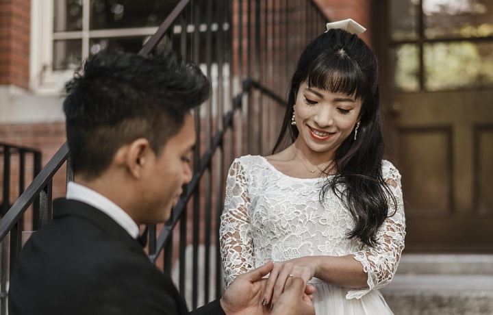 Po přípitku následuje výměna prstenů