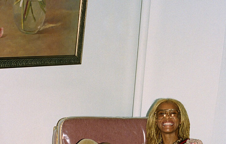 Semišová souprava a zlaté řetězy, to je nový Gucci!