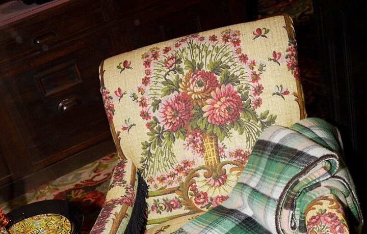 Křeslo s květinovým vzorem