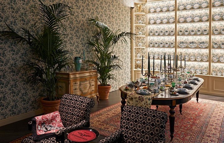 Nechybí ani svícny či porcelán