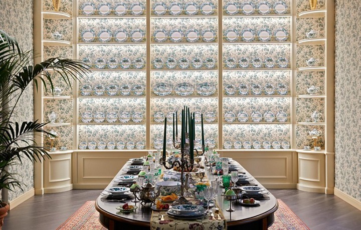 Nechybí ani svícny či porcelán