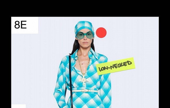 Žena v modrých šatech Gucci Resort 2021