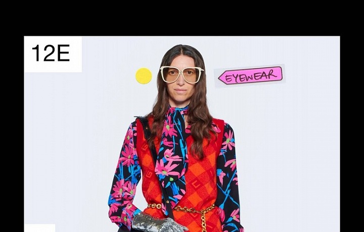 Žena v barevném modelu Gucci Resort 2021