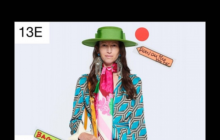 Žena v barevném modelu Gucci Resort 2021