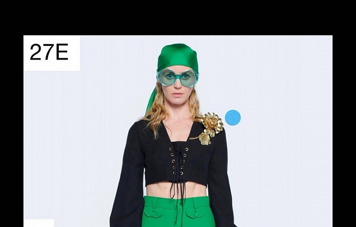 Žena v černém topu a zelených kalhotách Gucci Resort 2021