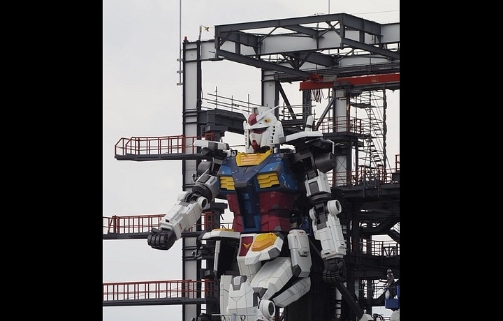 Monstrum měří osmnáct metrů. 