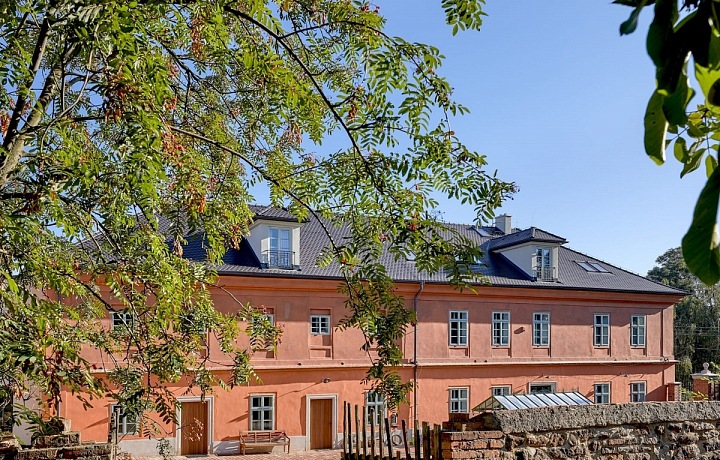 Luxusní showroom Anglická sezóna, pohled z venku 