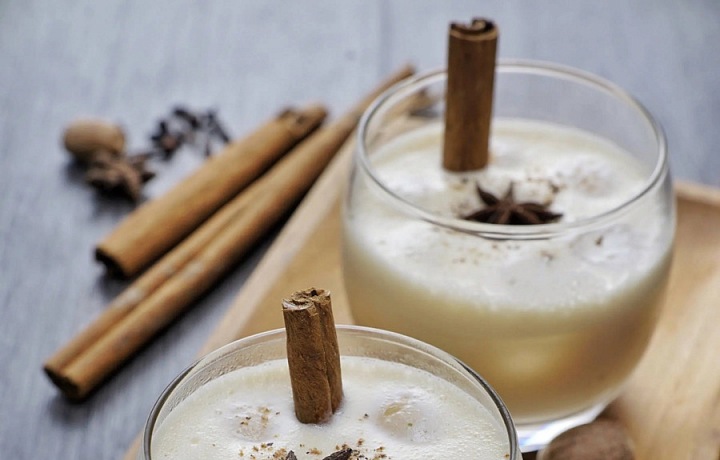 Kremas je další pochoutka vyrobená z kokosového mléka, vanilkového extraktu, muškátového oříšku, odpařeného mléka a kondenzovaného mléka