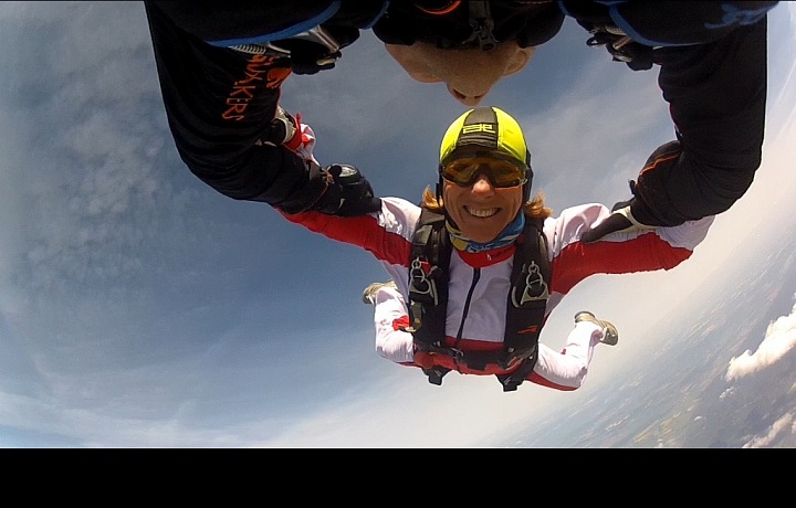 Hana často jen tak skáče z letadla. 