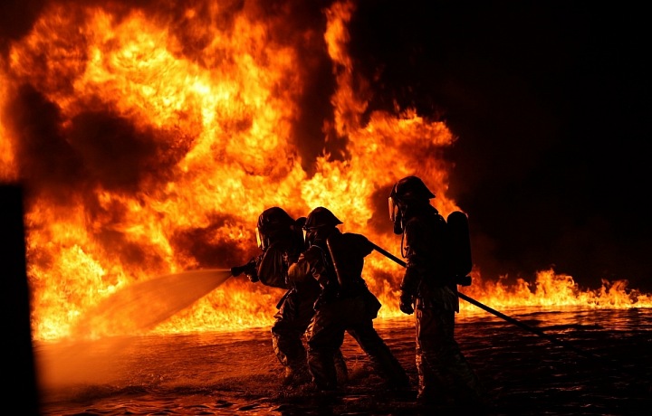 Hasiči bojují s požárem