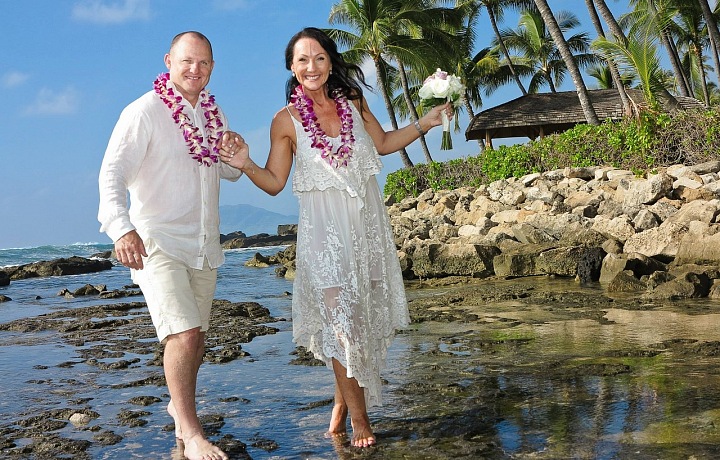 Havajci si na svatbě vyměňují květinové věnce.