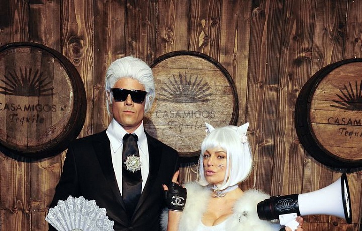 Josh Duhammel a Fergie jako Karl Lagerfeld a Choupette
