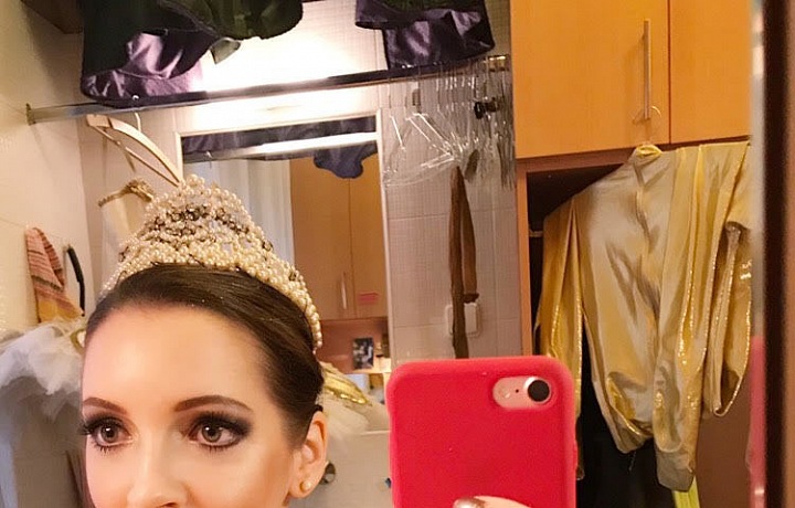 Monika se připravuje na představení.